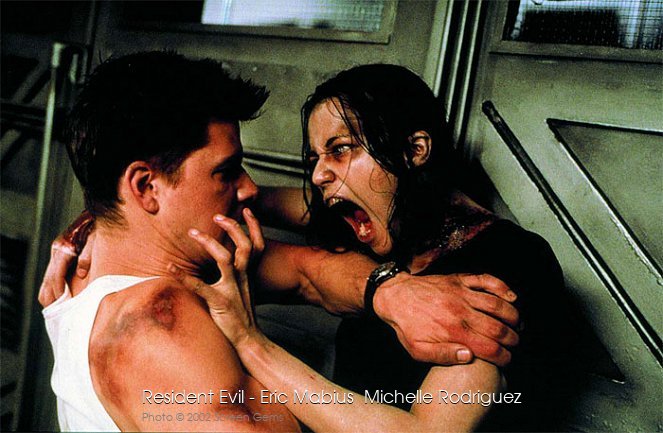 Resident Evil - Eric Mabius  Michelle Rodriguez